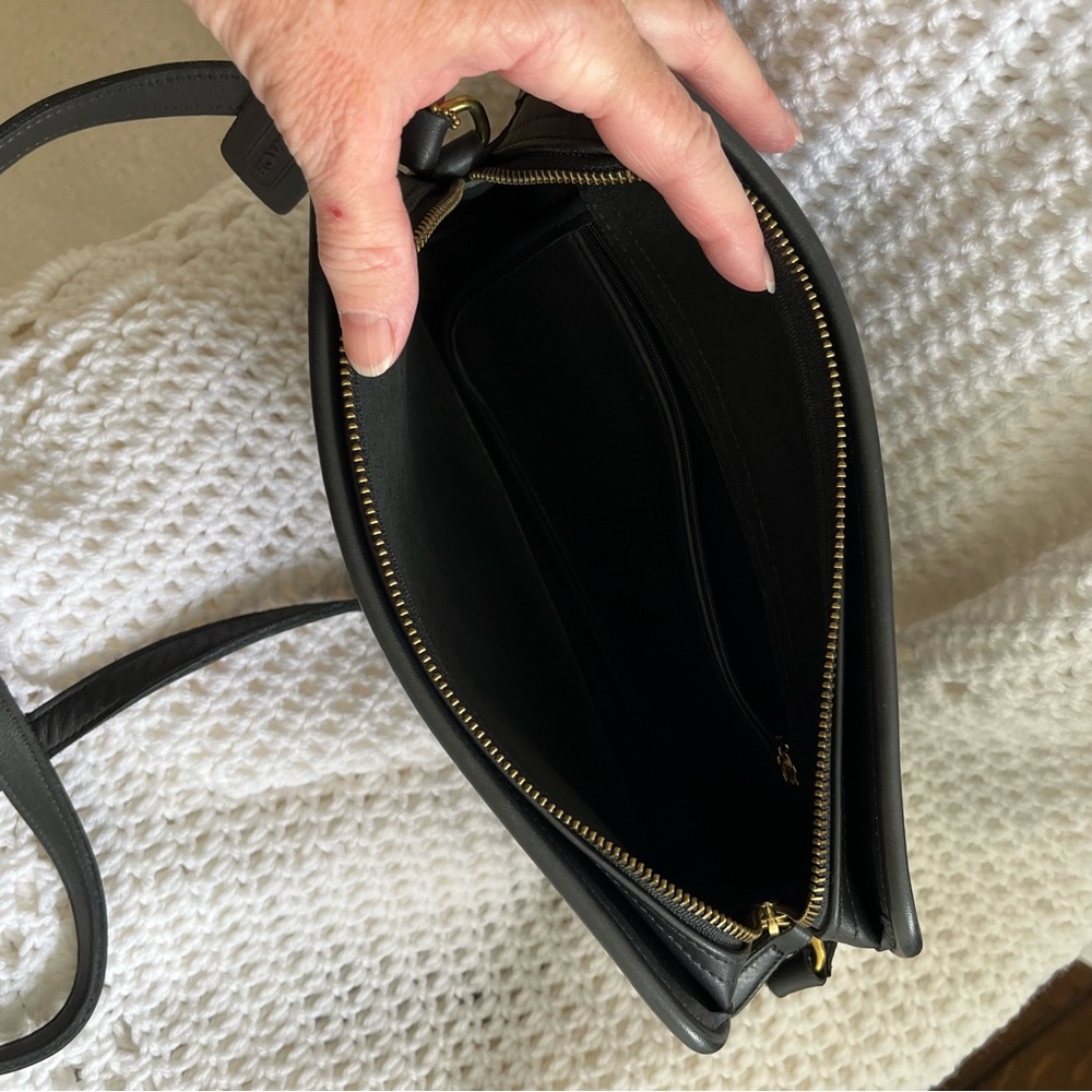 Coach… Vintage black Coach! Super clean❗️ - Picture 6 of 9